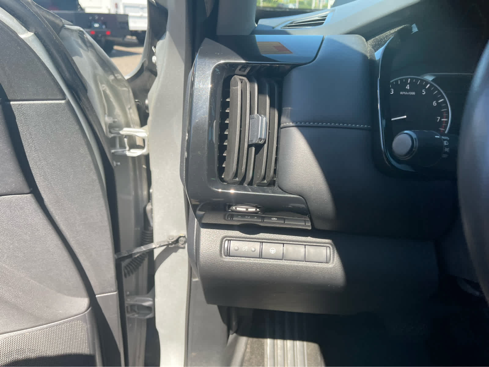 Used 2024 Nissan Pathfinder SV FWD image 14
