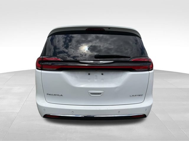Used 2023 Chrysler Pacifica Limited FWD image 17