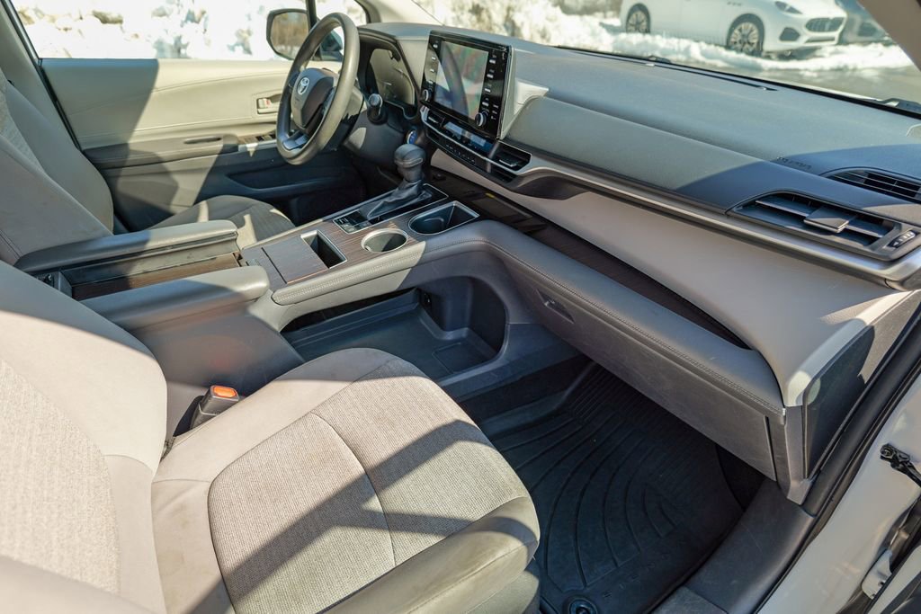 Used 2022 Toyota Sienna LE w/ LE Plus Package image 32