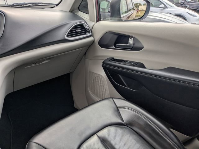 Used 2023 Chrysler Pacifica Touring-L image 17