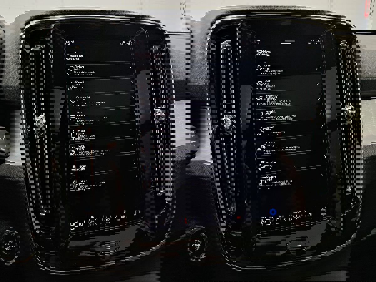 Used 2024 Volvo XC40 B5 Core image 19