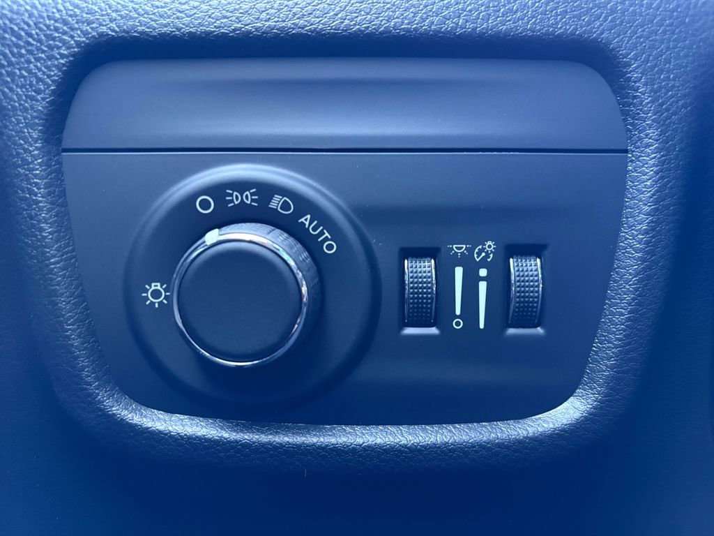 New 2026 Jeep Grand Cherokee Altitude image 2