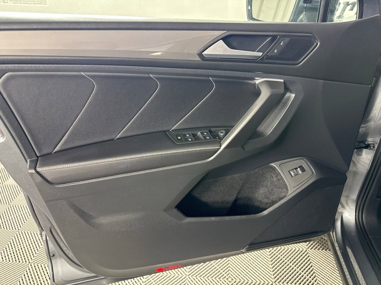 Used 2024 Volkswagen Tiguan SE image 10