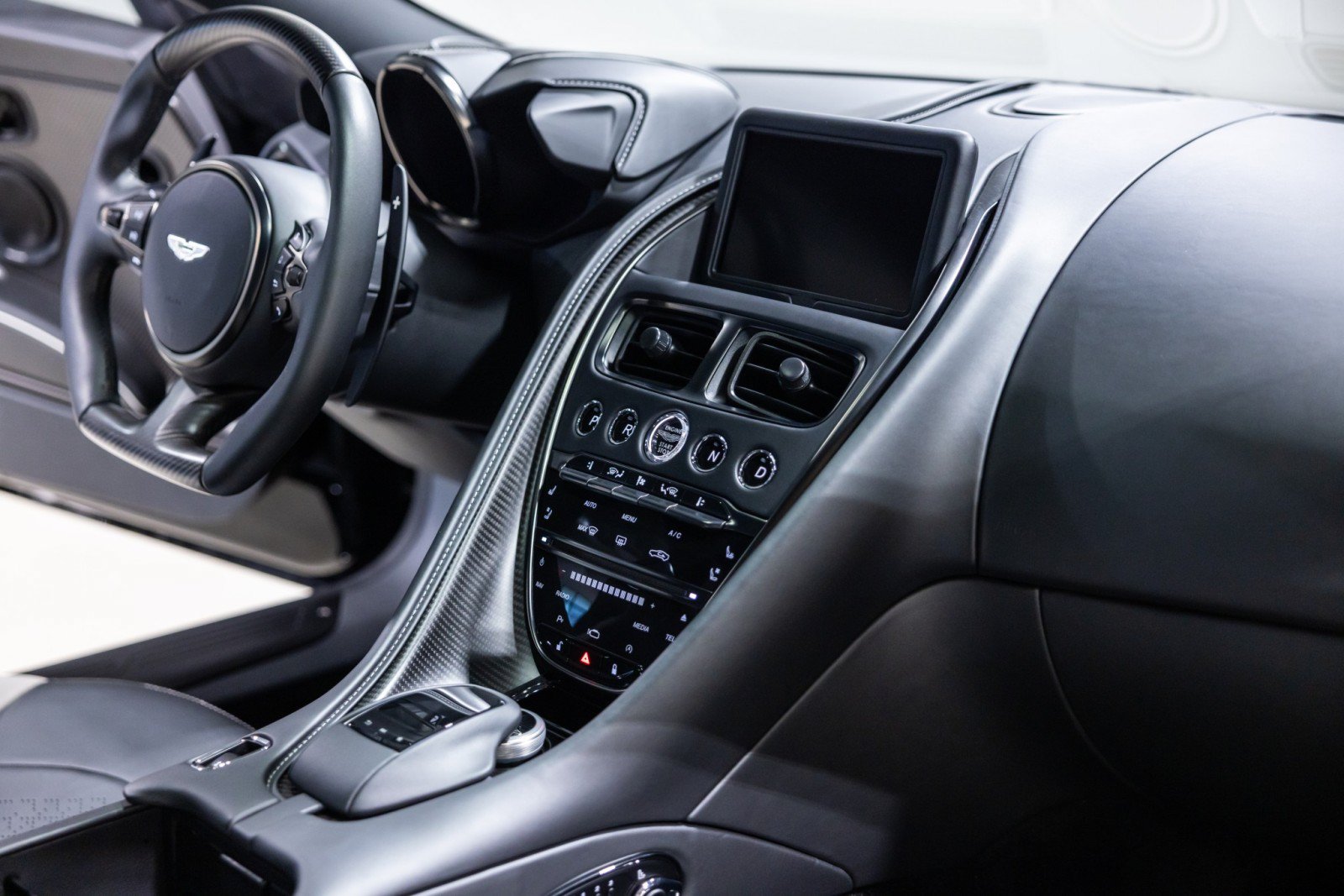 Used 2022 Aston Martin DBS Superleggera RWD image 39