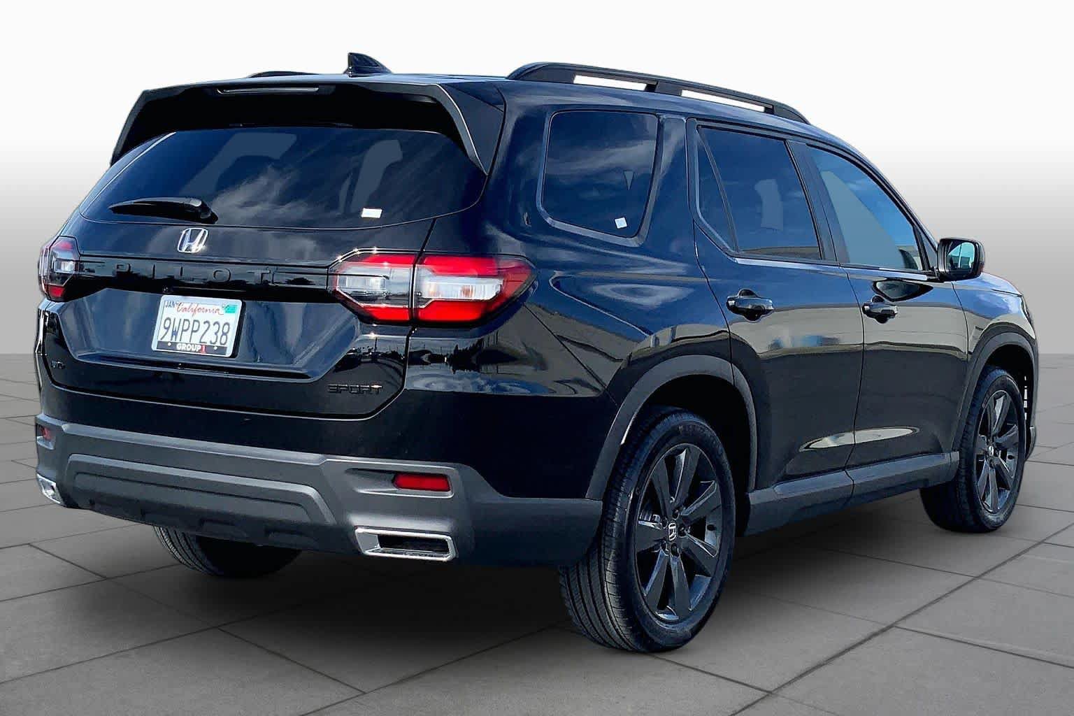 Used 2025 Honda Pilot Sport image 12