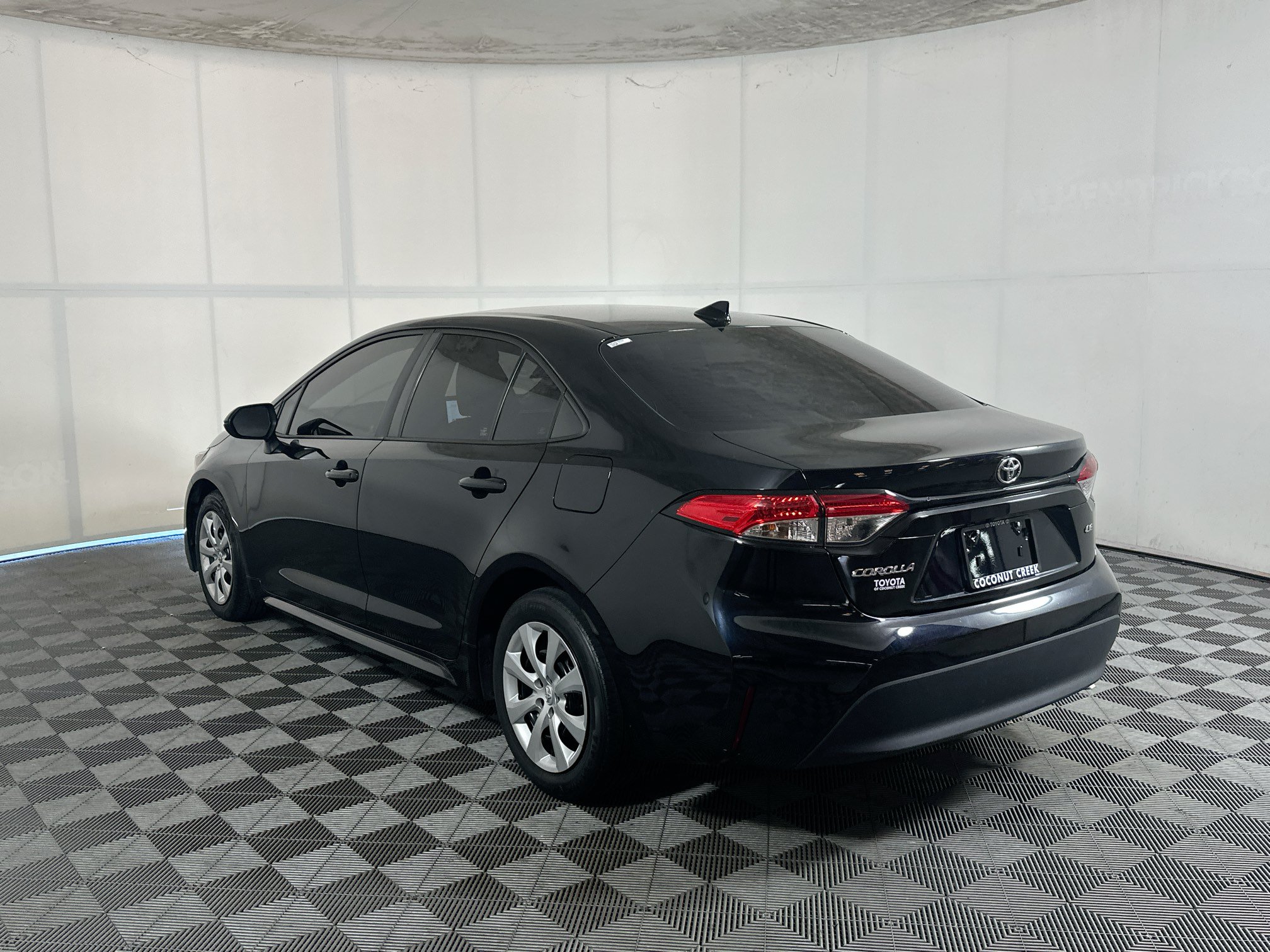 Used 2023 Toyota Corolla LE FWD image 5