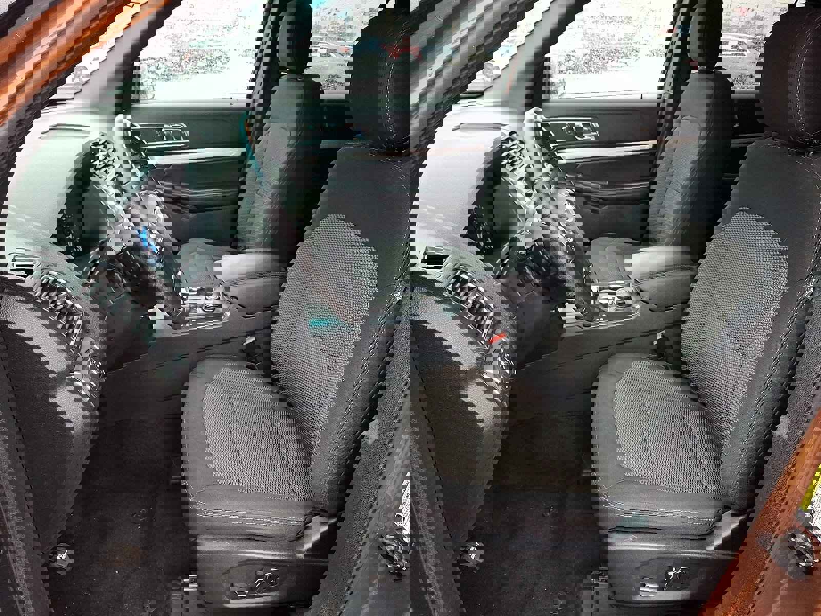 Used 2017 Ford Explorer XLT image 13