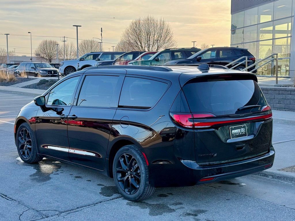 Used 2025 Chrysler Pacifica Limited image 3