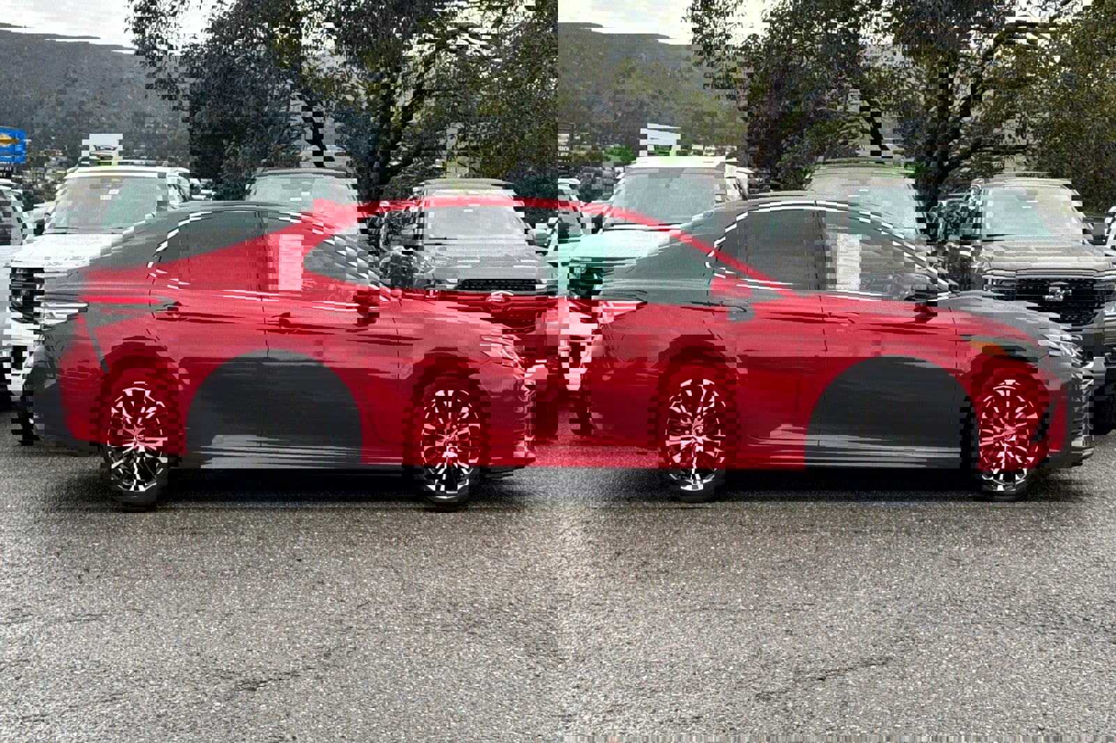 Used 2019 Toyota Camry SE image 3