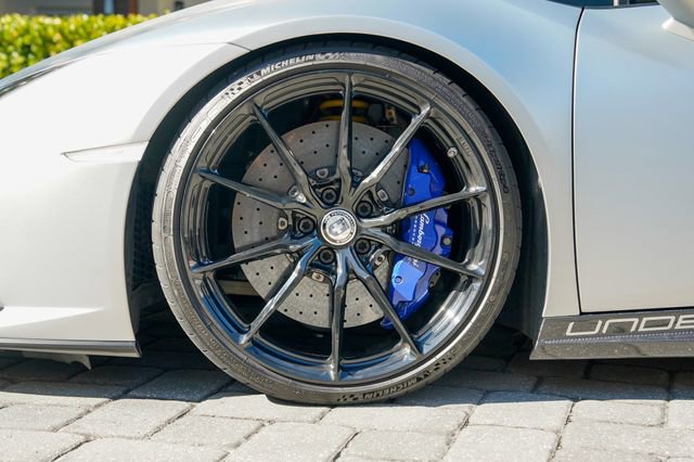 Used 2020 Lamborghini Huracan EVO image 13