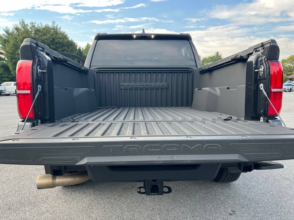 Used 2024 Toyota Tacoma SR5 AWD/4WD image 17