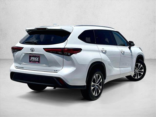 Used 2022 Toyota Highlander XLE FWD image 2