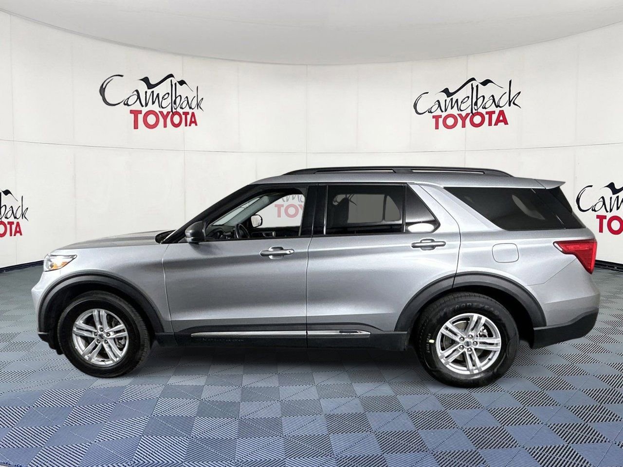 Used 2024 Ford Explorer XLT w/ Equipment Group 202A RWD image 4