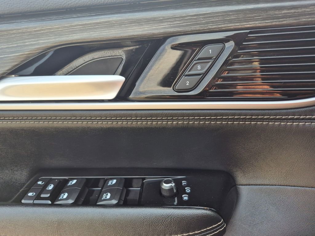 Used 2024 Jeep Wagoneer L Series II w/ Flexible Seating Group AWD/4WD image 14
