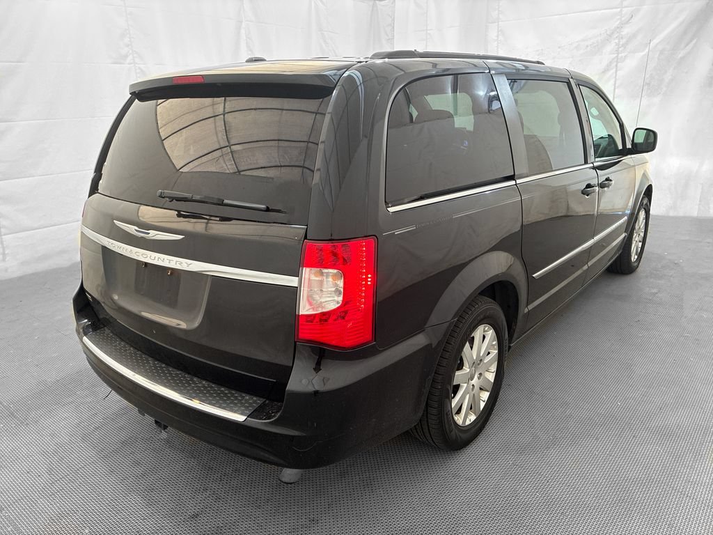 Used 2014 Chrysler Town & Country Touring FWD image 6