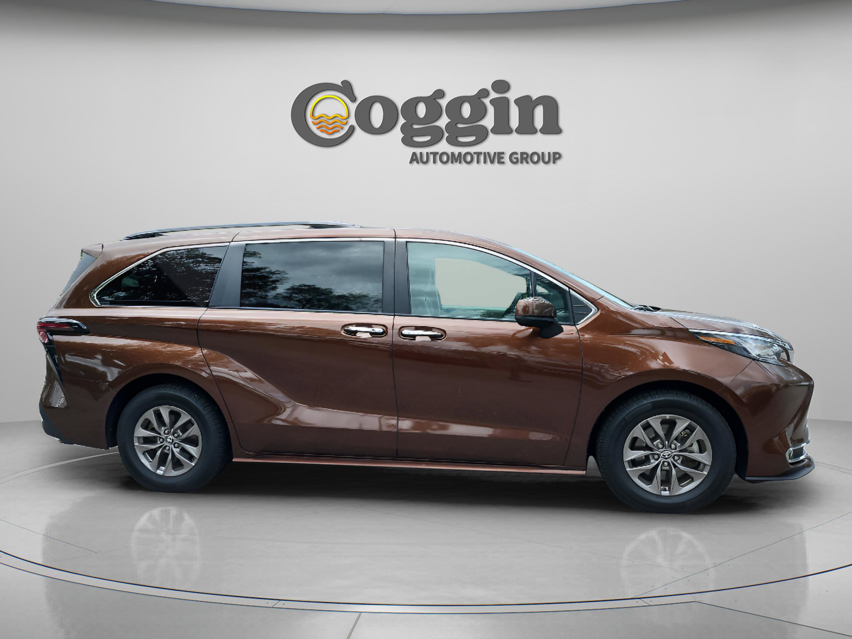 Used 2023 Toyota Sienna XLE image 6