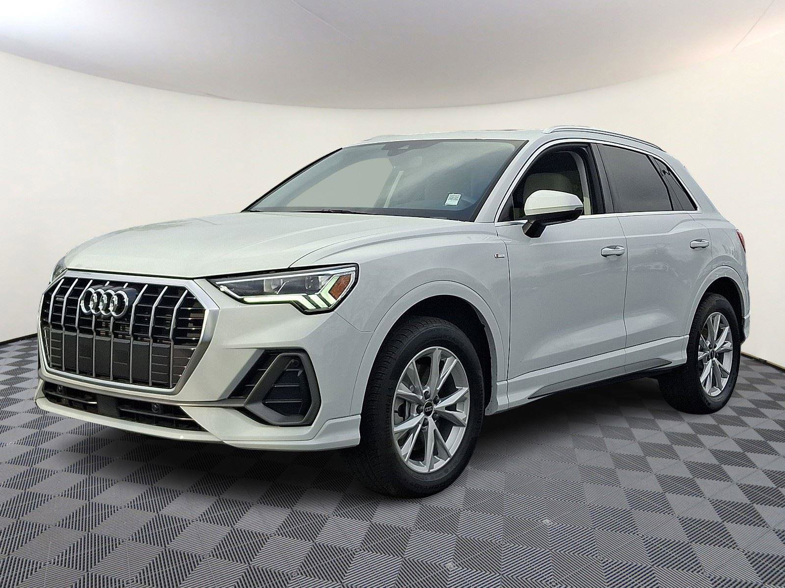 Used 2025 Audi Q3 2.0T Premium Plus w/ Premium Plus Package image 3
