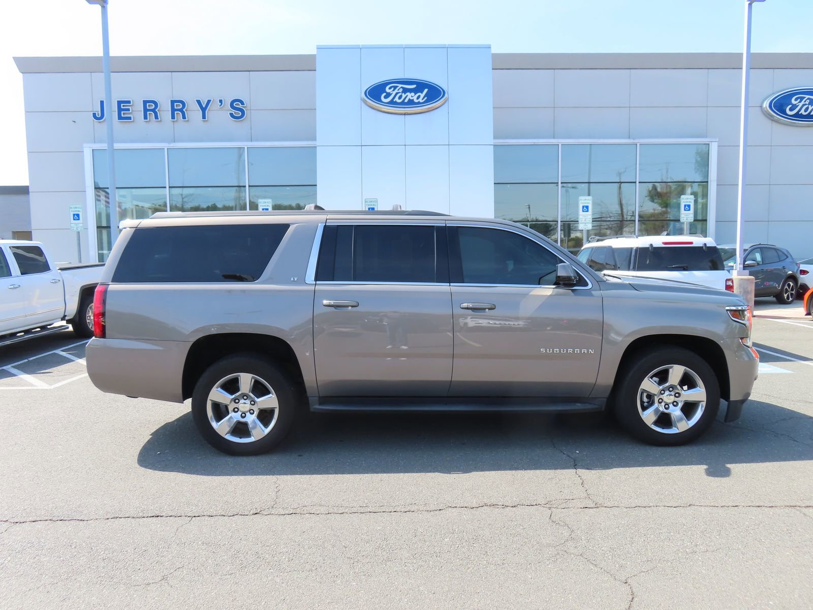 Used 2017 Chevrolet Suburban LT w/ Luxury Package image 8
