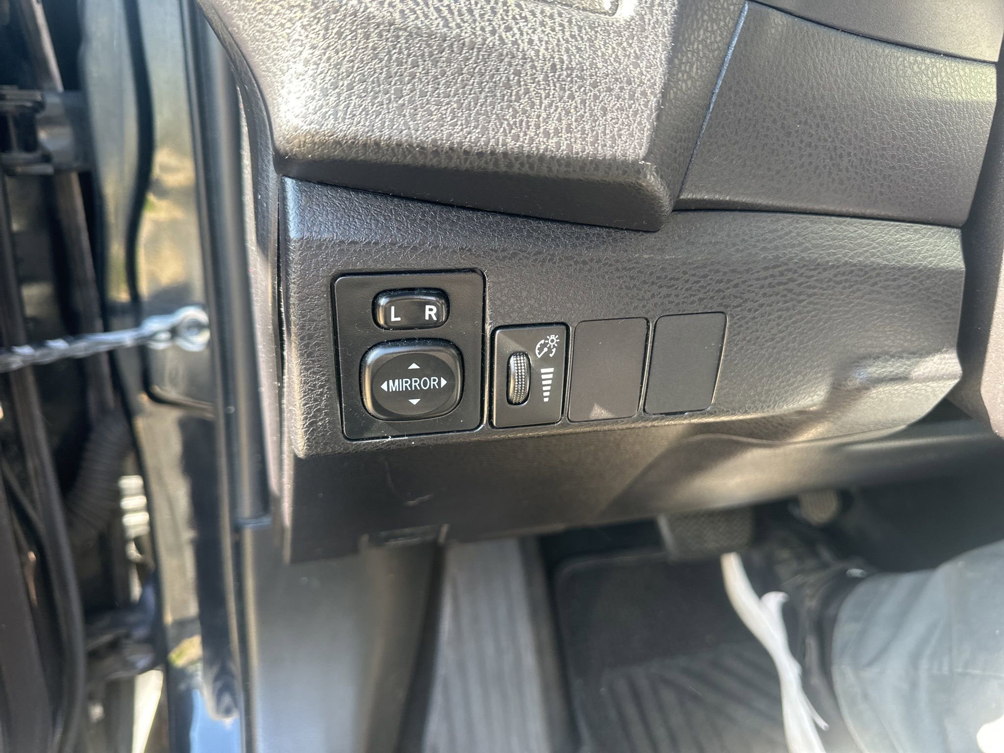 Used 2015 Toyota Corolla L image 32