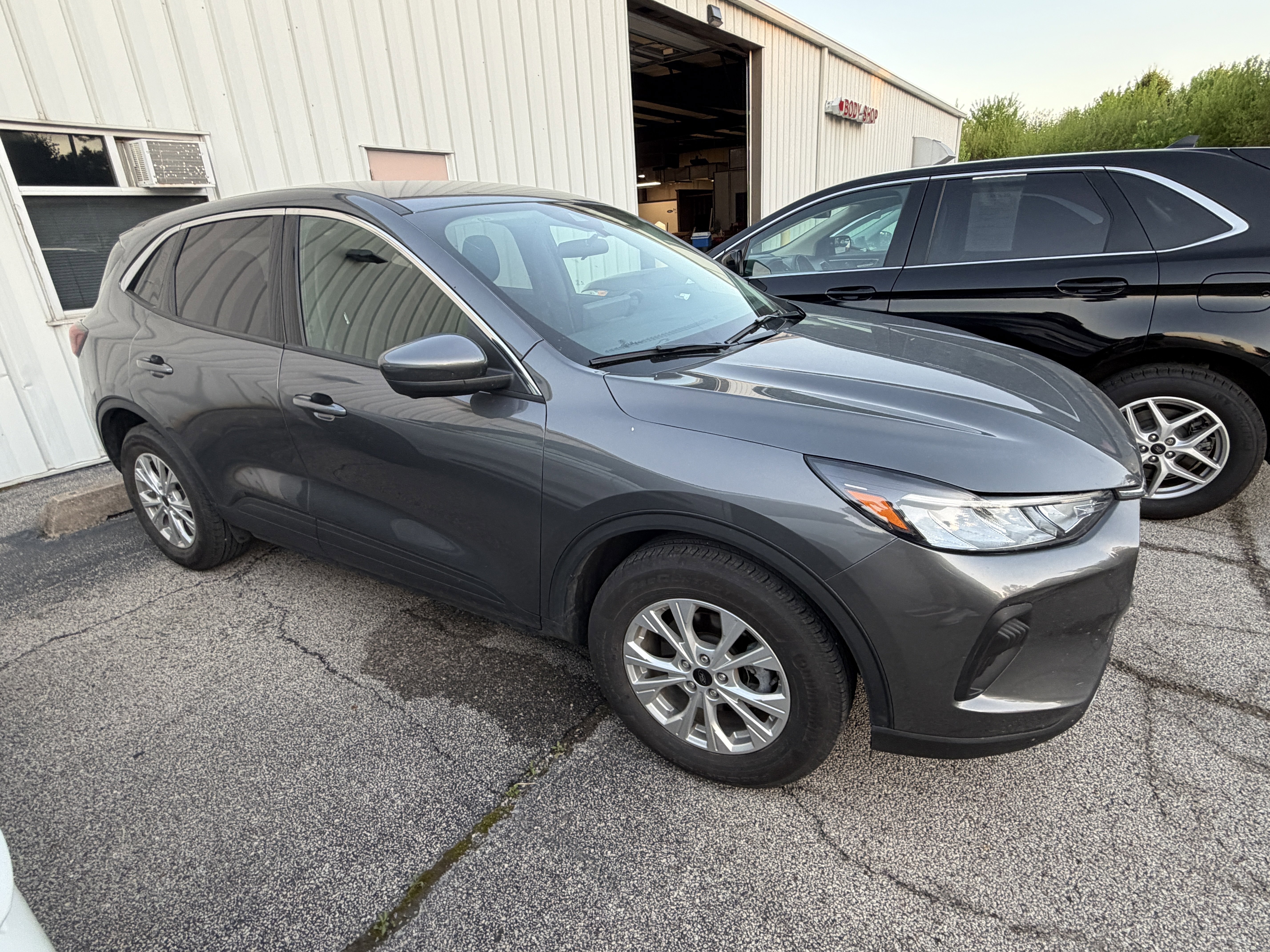 Used 2023 Ford Escape Active w/ Tech Pack #2 AWD/4WD image 3