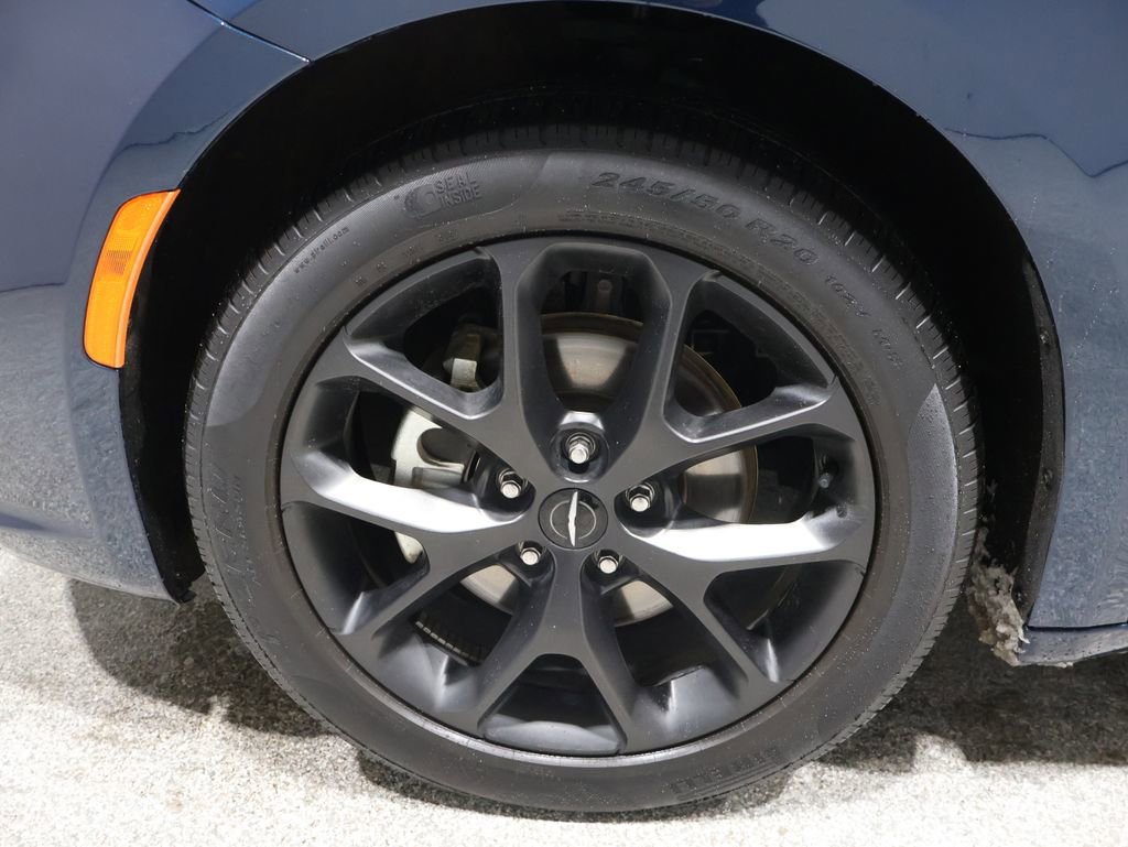 Certified 2025 Chrysler Pacifica Limited image 9