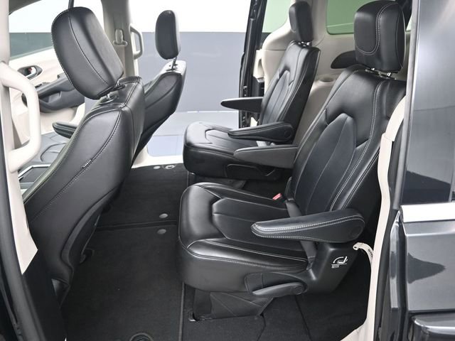 Used 2023 Chrysler Pacifica Touring-L image 20