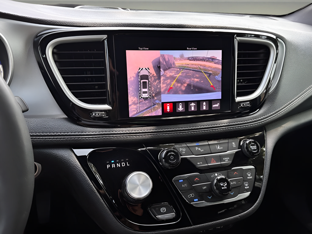 Used 2024 Chrysler Pacifica Limited FWD image 8