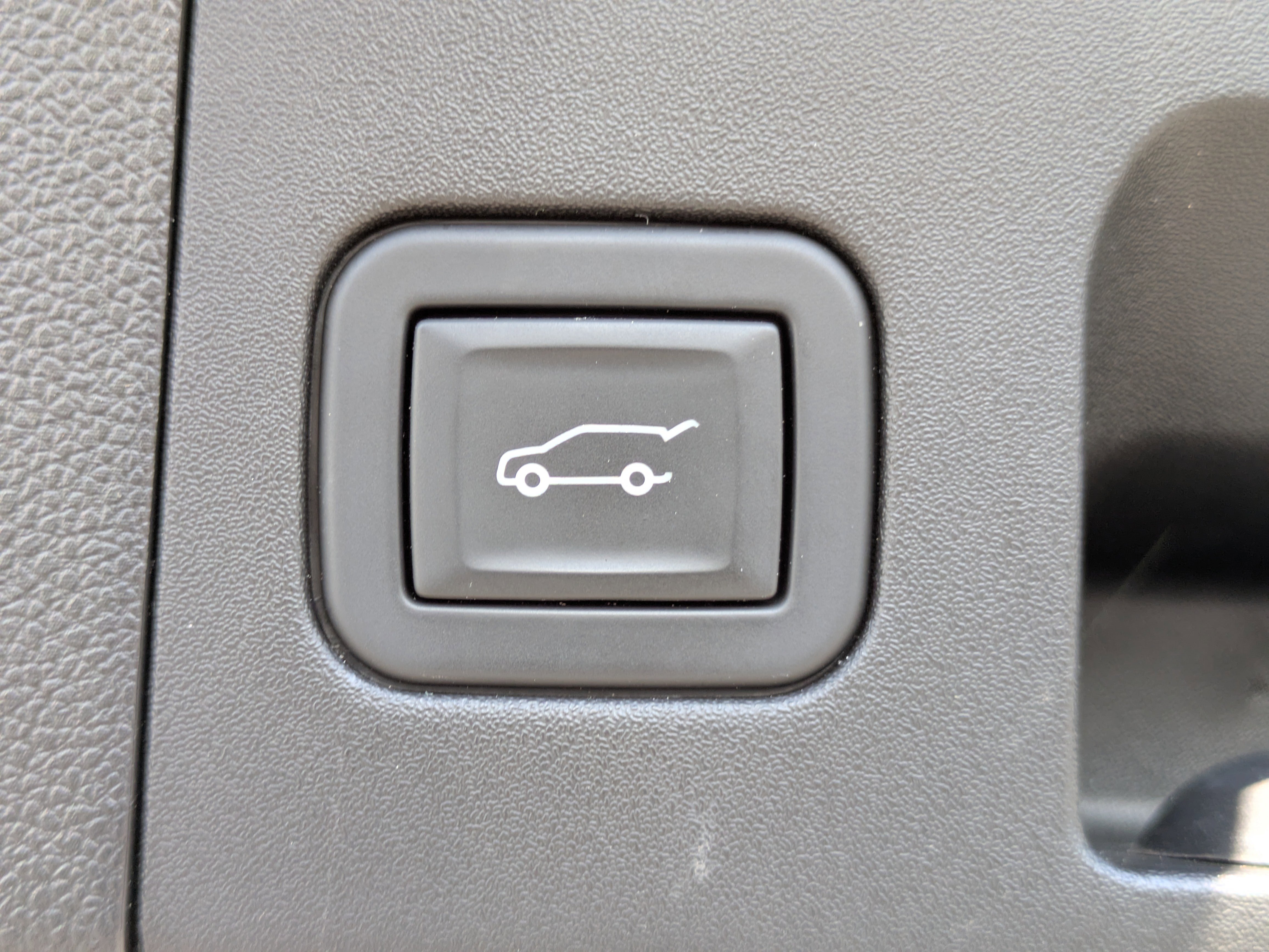 Used 2023 Cadillac XT4 Luxury w/ Cold Weather Package image 8