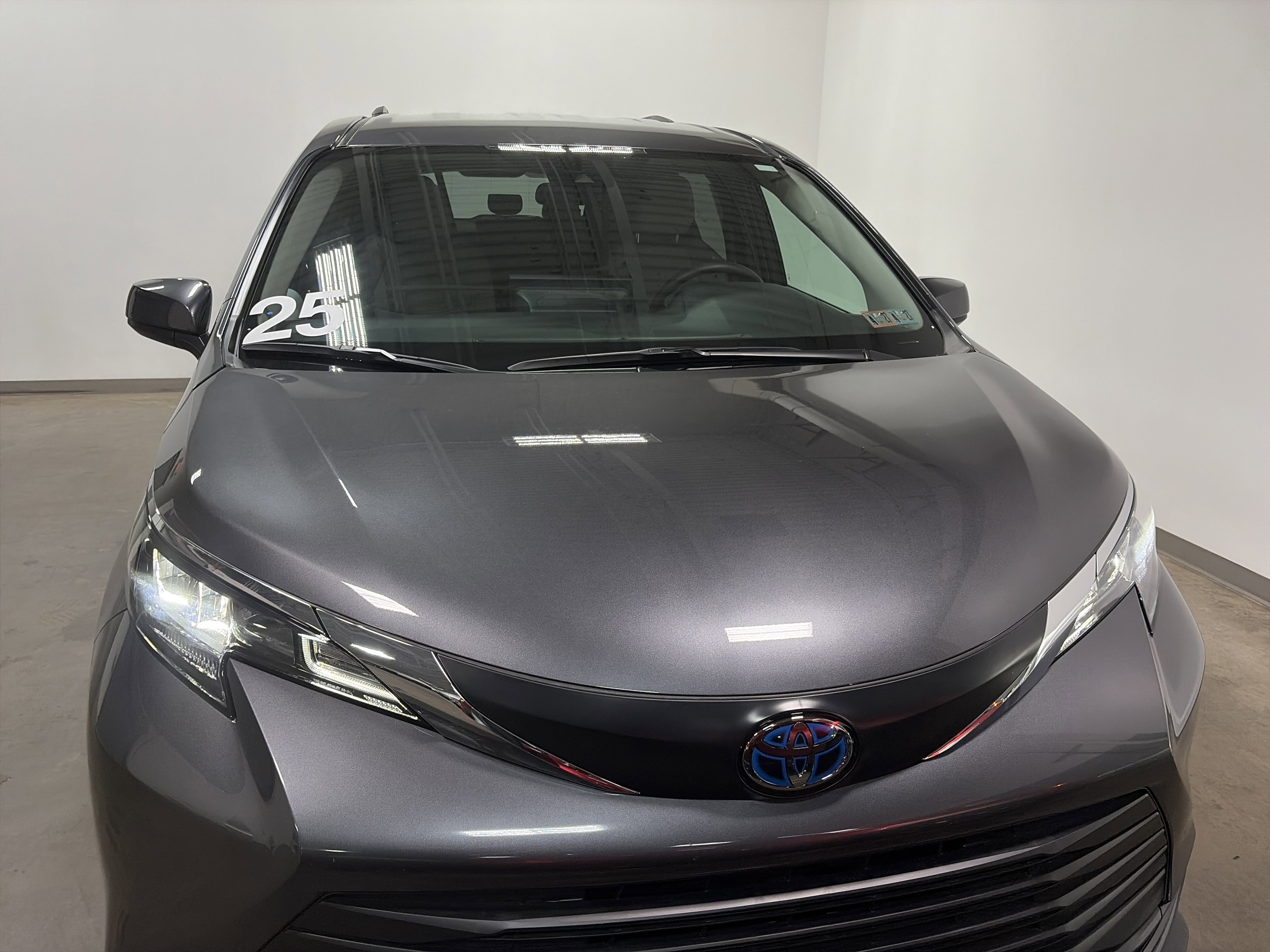 Used 2025 Toyota Sienna LE image 34