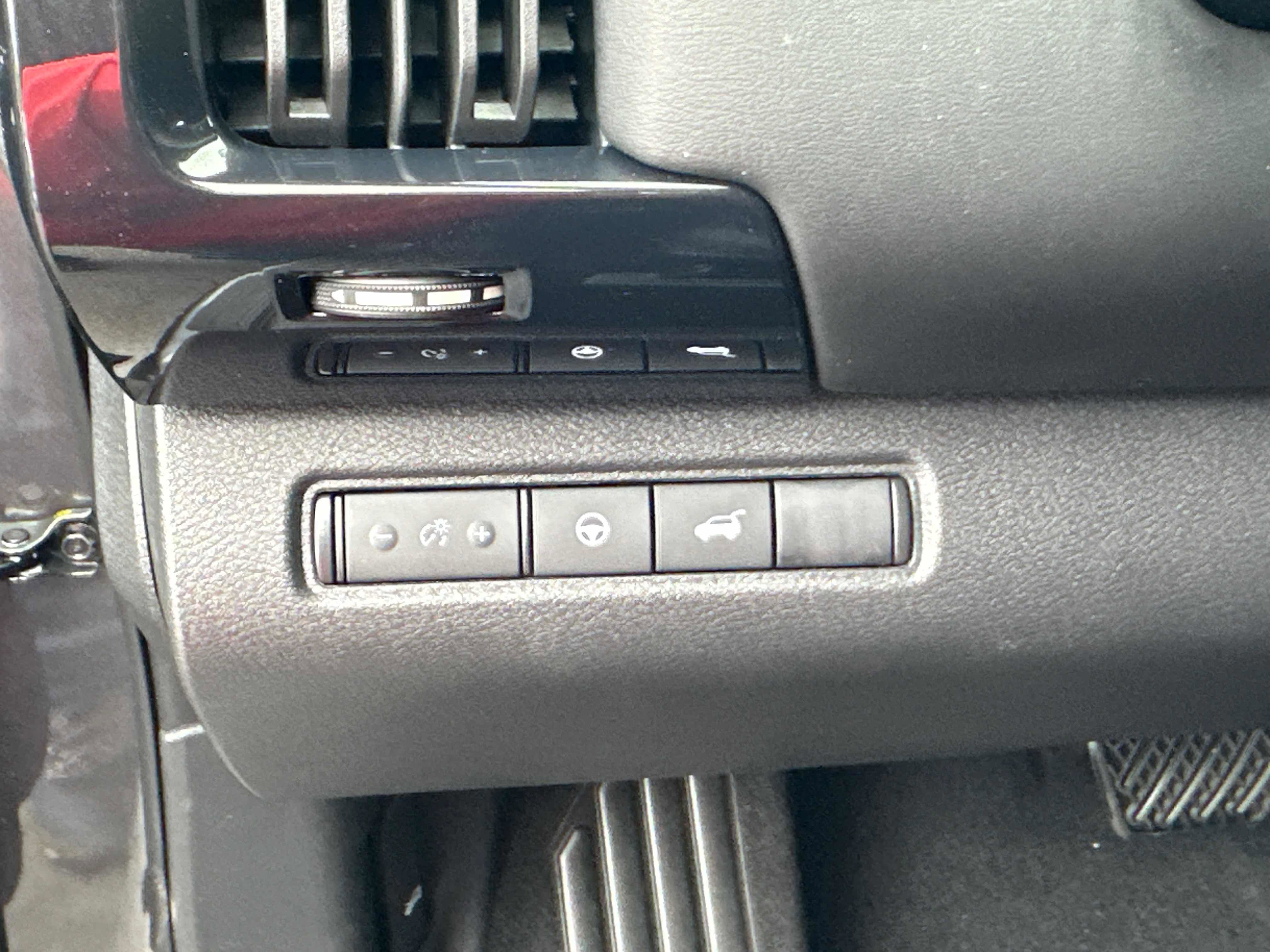 New 2025 Nissan Pathfinder SV w/ Black Appearance Package image 24