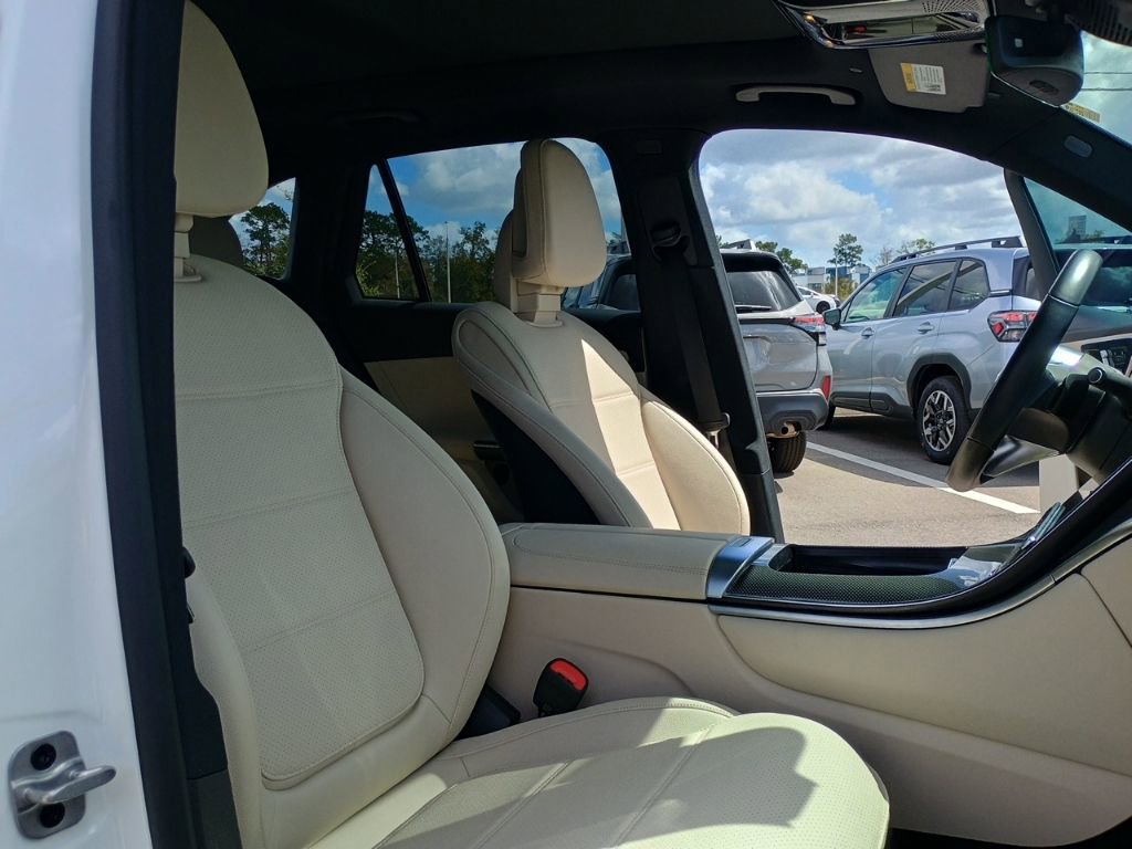 Used 2025 Mercedes-Benz GLC 300 image 24