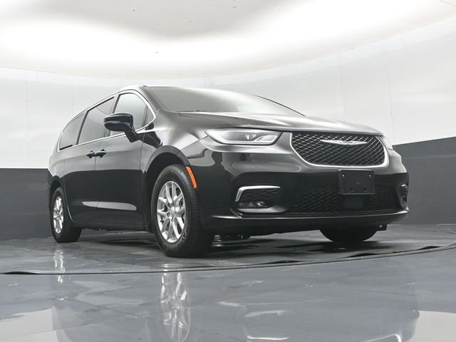 Used 2025 Chrysler Pacifica Select image 45