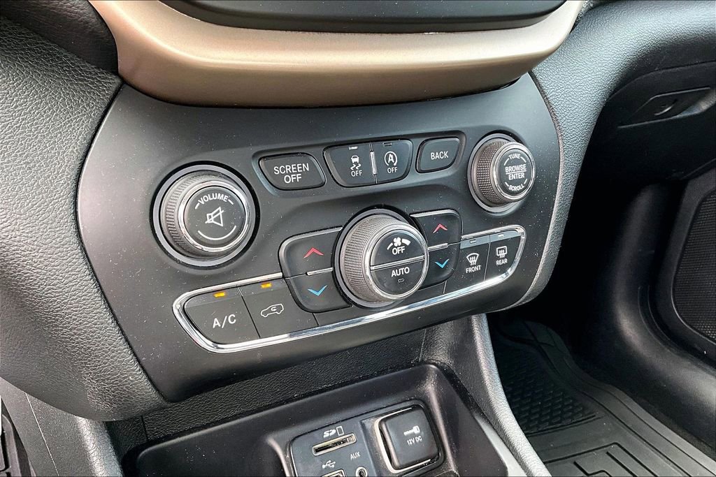Used 2015 Jeep Cherokee Latitude w/ Comfort/Convenience Group FWD image 22