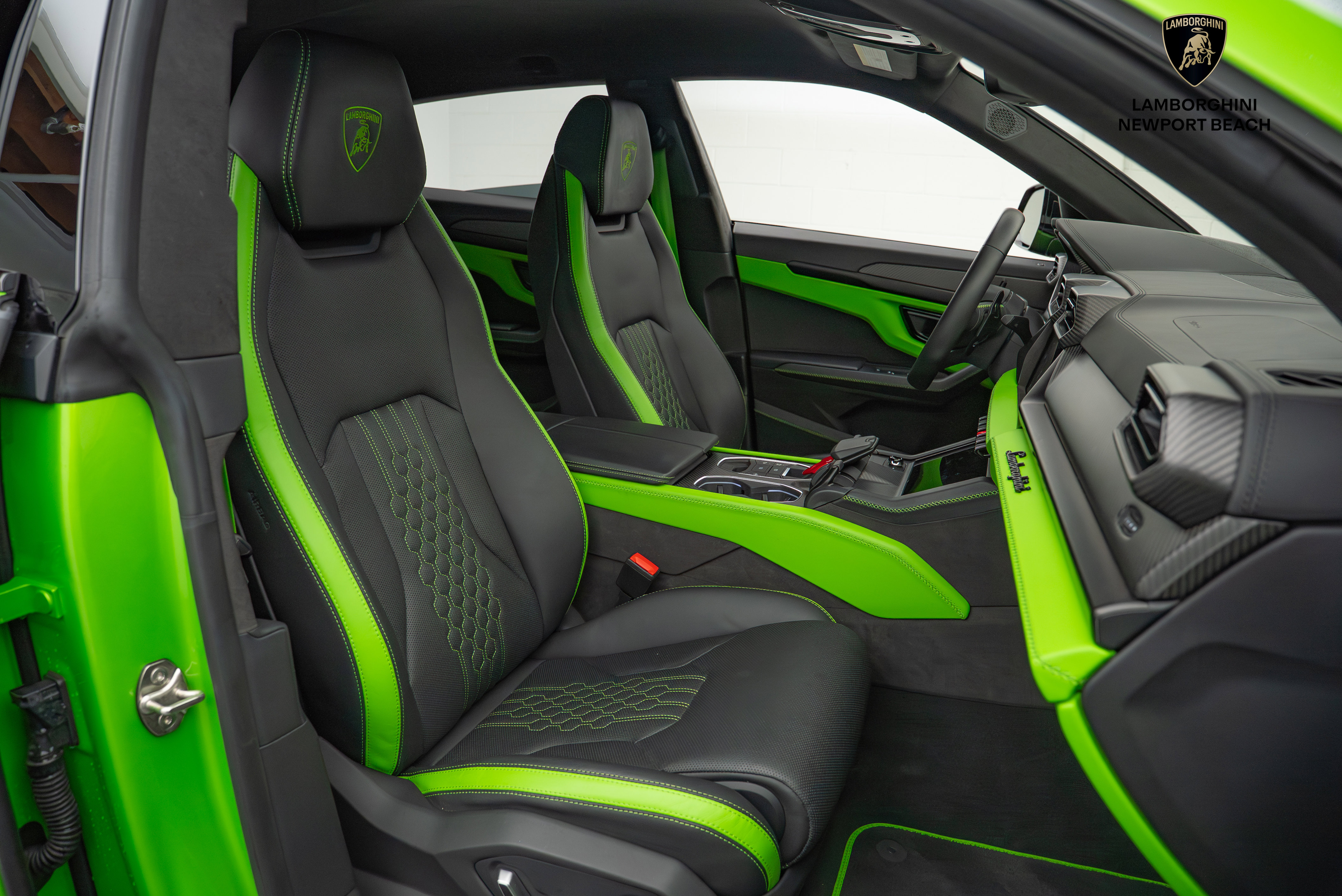 Used 2025 Lamborghini Urus SE image 23