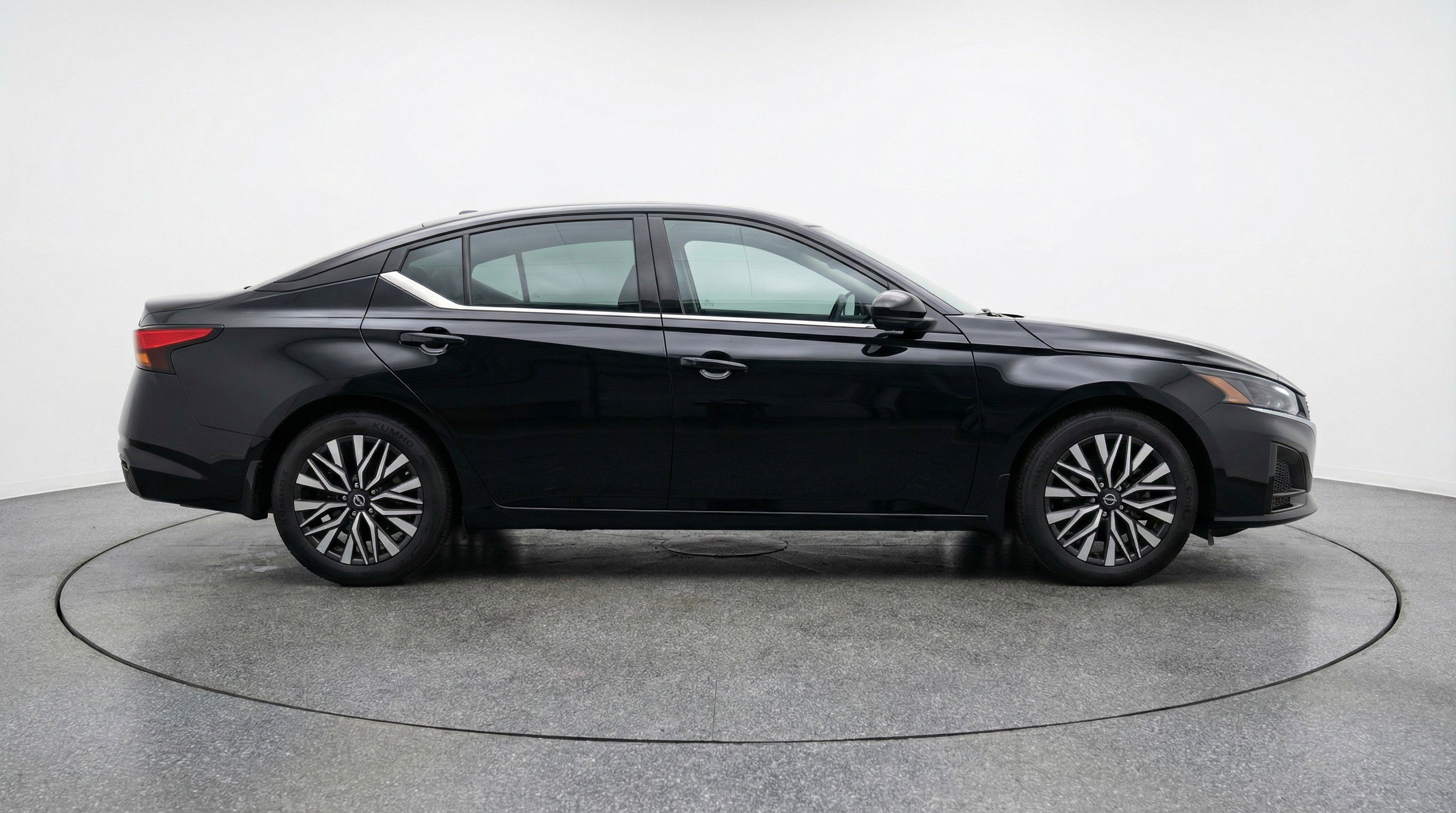 Used 2025 Nissan Altima 2.5 SV FWD image 11