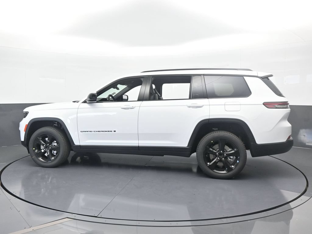 Used 2025 Jeep Grand Cherokee L Limited w/ Black Appearance Package AWD/4WD image 3