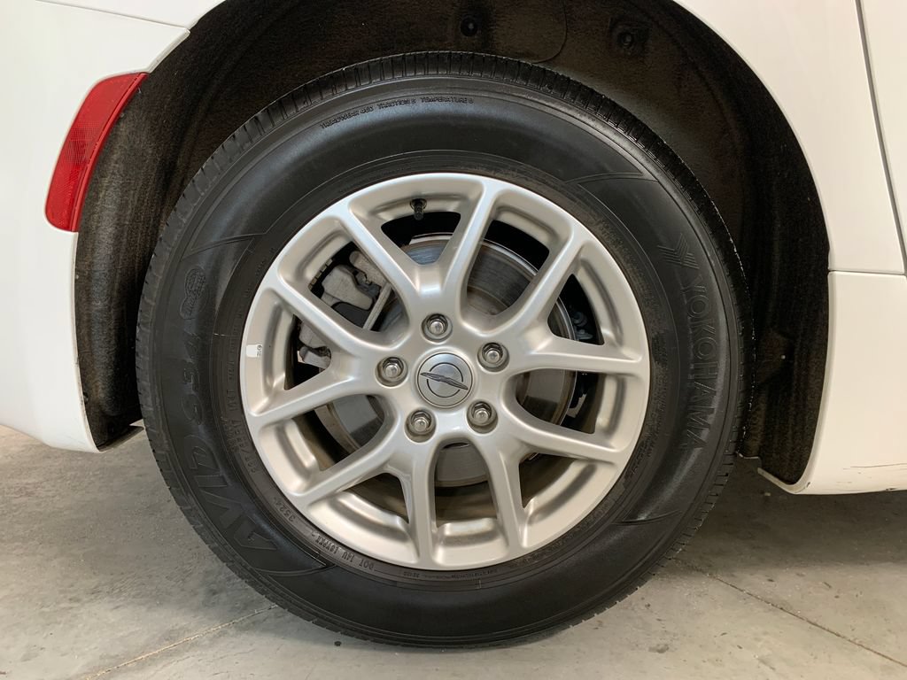 Used 2025 Chrysler Pacifica Select FWD image 9