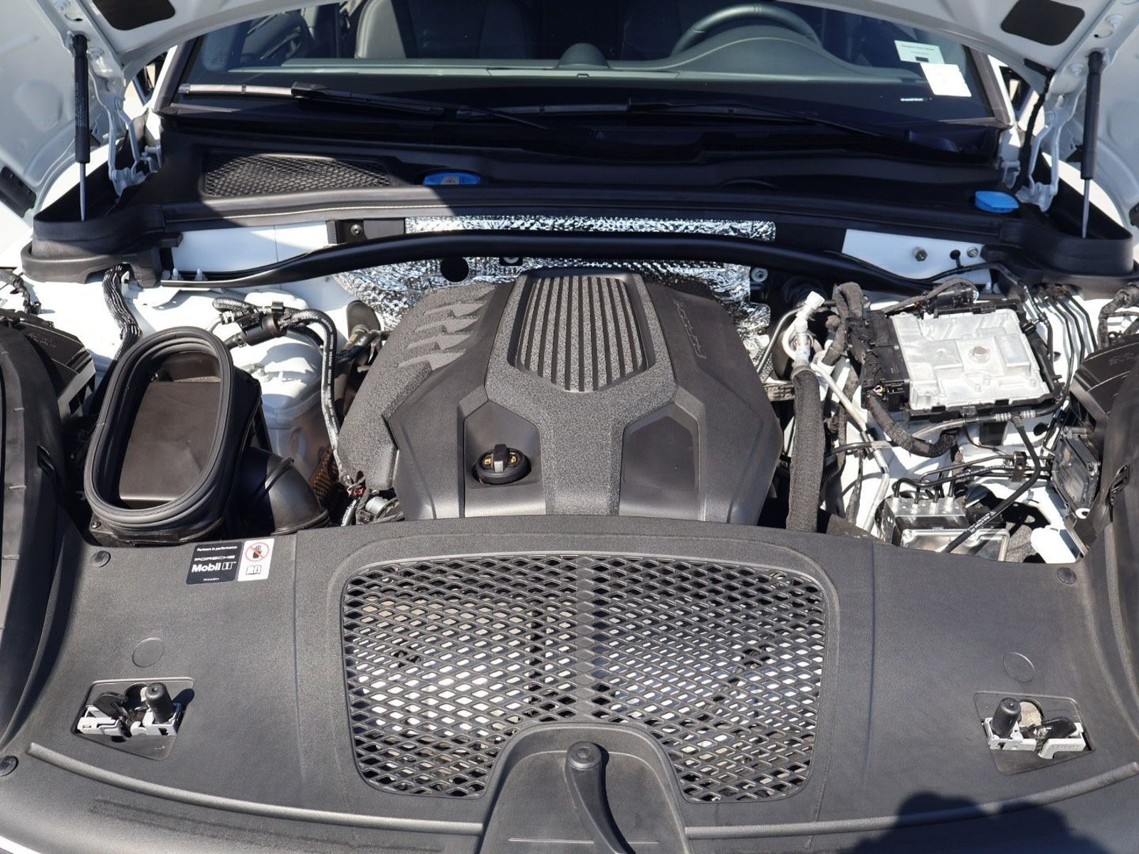 Certified 2026 Porsche Macan AWD/4WD image 26