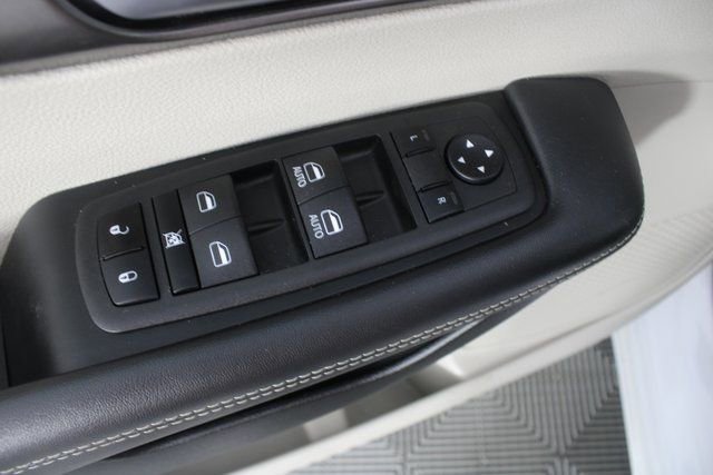 Used 2024 Chrysler Pacifica Select image 15