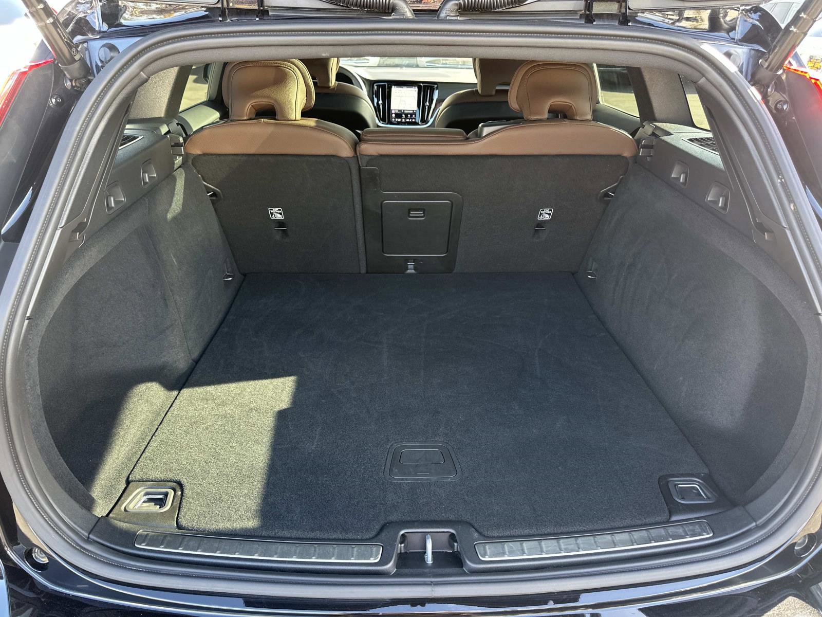 Certified 2025 Volvo V60 B5 Cross Country Plus image 23