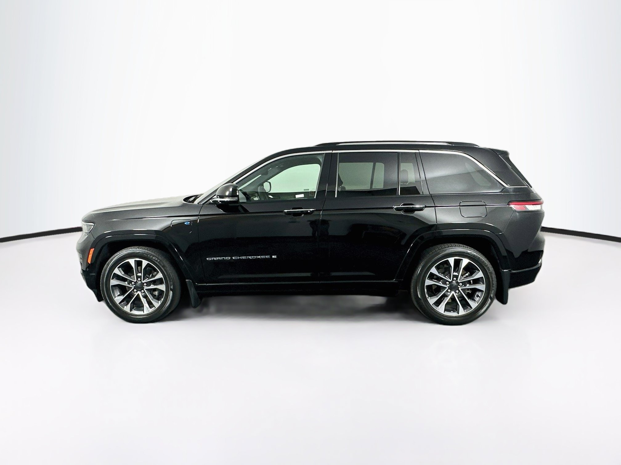 Used 2022 Jeep Grand Cherokee Overland w/ MOPAR Finishing Package AWD/4WD image 4