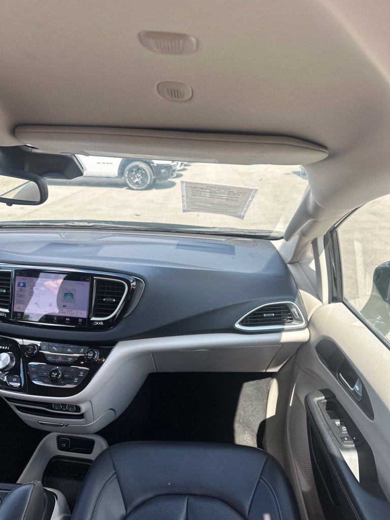 Used 2024 Chrysler Pacifica Touring-L FWD image 12