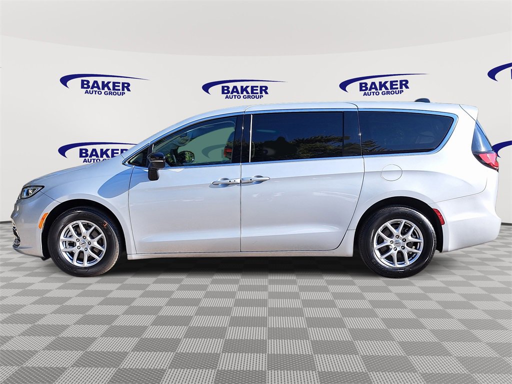 Used 2024 Chrysler Pacifica Touring-L image 6