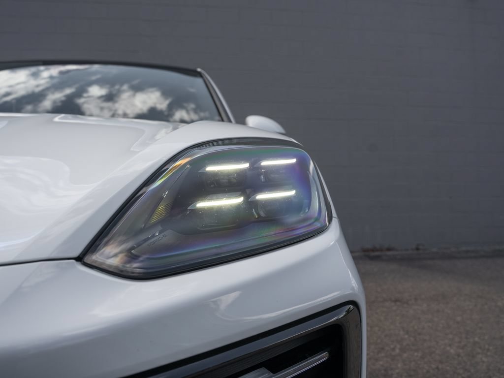 Used 2025 Porsche Cayenne Coupe AWD/4WD image 11