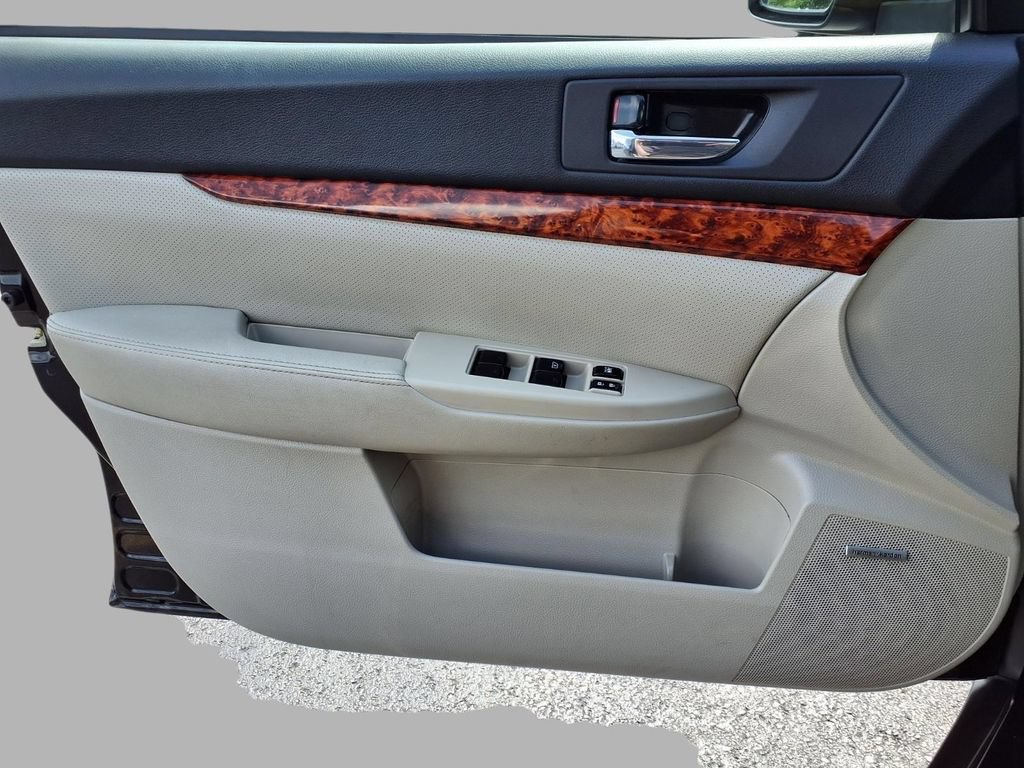 Used 2011 Subaru Outback 2.5i Limited AWD/4WD image 18
