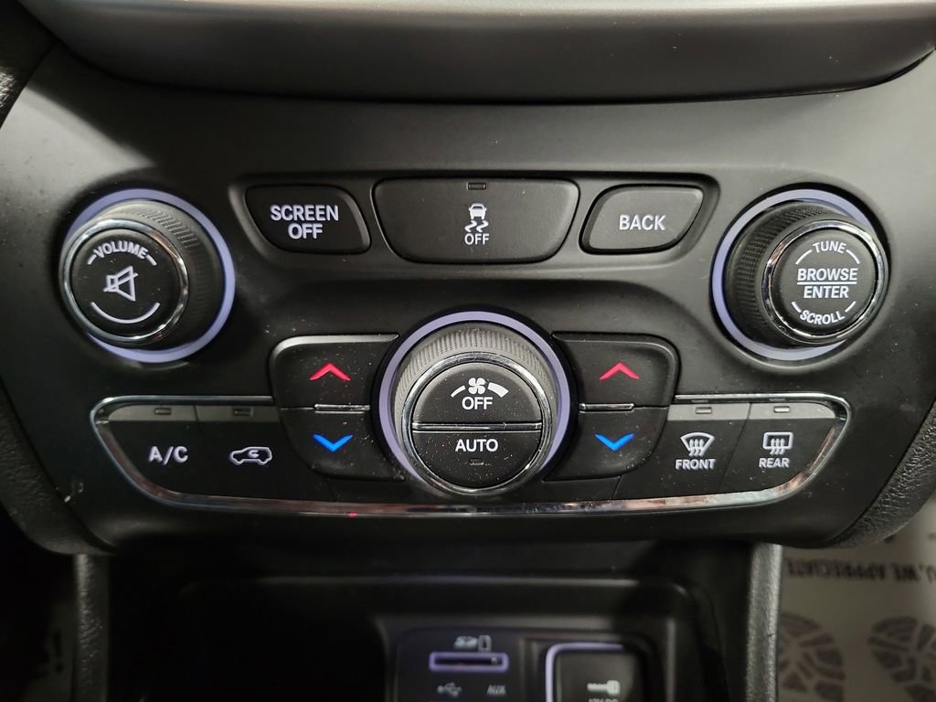 Used 2014 Jeep Cherokee Latitude w/ Comfort/Convenience Group image 19