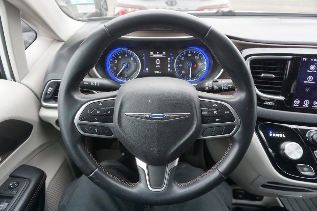 Used 2018 Chrysler Pacifica Touring-L w/ Tire & Wheel Group image 3