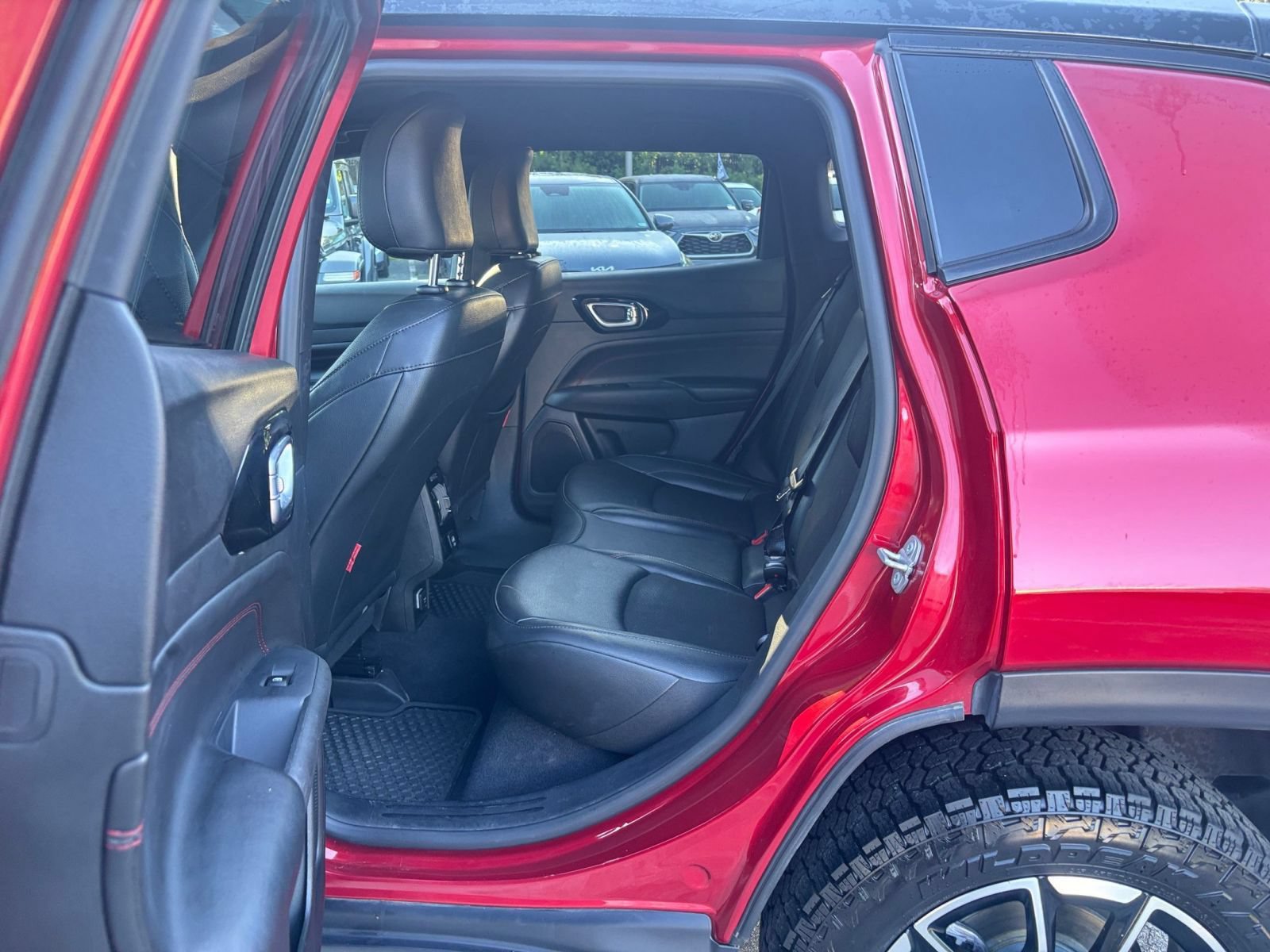 Used 2025 Jeep Compass Trailhawk AWD/4WD image 24