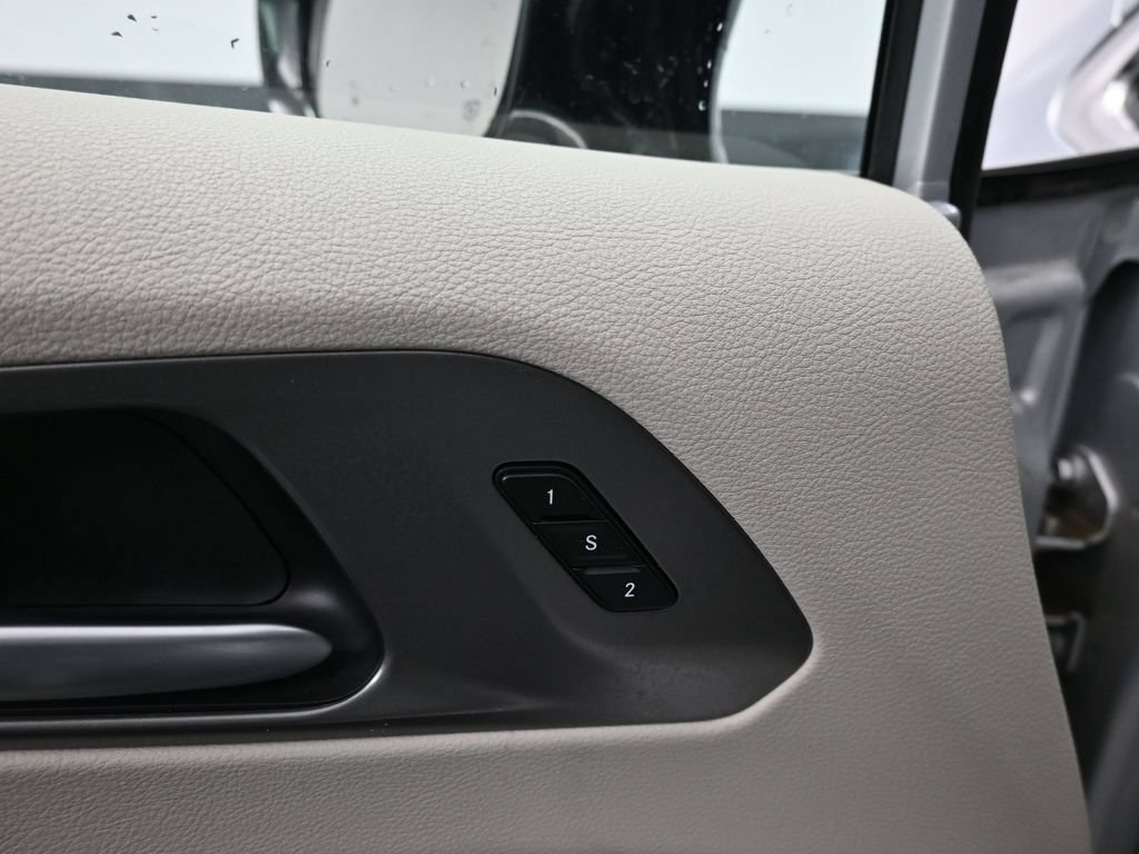 Used 2024 Chrysler Pacifica Limited FWD image 30