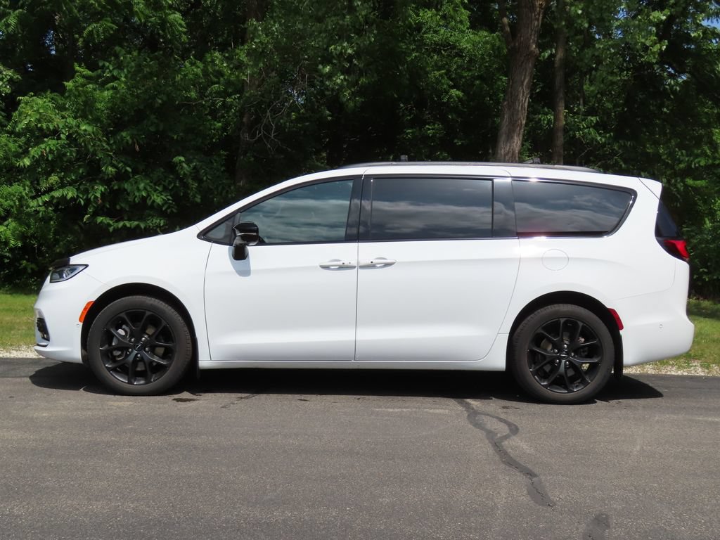 Used 2024 Chrysler Pacifica Limited w/ Uconnect Theater Family Group AWD/4WD image 8